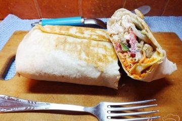 фото рецепта Лавашь с отварной курицей, овощами и корейской морковкой