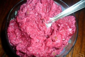 фото рецепта Свекольный салат с чеснаком и орехами