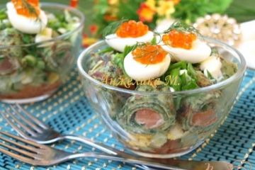 фото рецепта Салат с блинчиками с сёмгой и овощами
