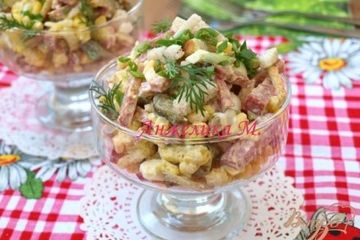 фото рецепта Салат с колбасой, яйцом и сухариками