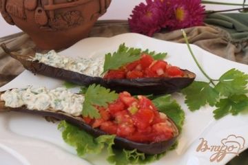 фото рецепта Запечённые баклажаны с томатной сальсой и сметанным соусом
