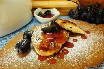 фото рецепта Сырники с виноградным соусом