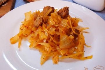 фото рецепта Тушеная капуста с говядиной, розмарином и шафраном
