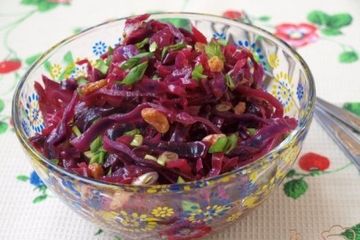 фото рецепта Постный салат с краснокочанной капустой и изюмом