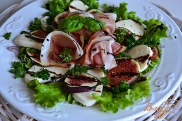 фото рецепта Салат с инжиром, моцареллой и сухой ветчиной