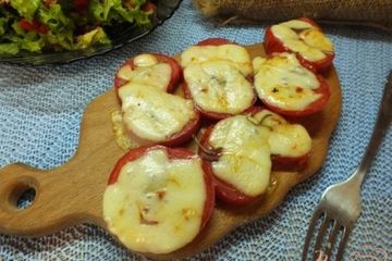 фото рецепта Помидоры запеченные с розмарином и сулугуни