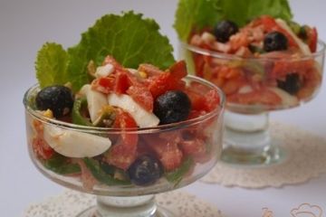 фото рецепта Салат с помидорами, перцем, ветчиной и маслинами
