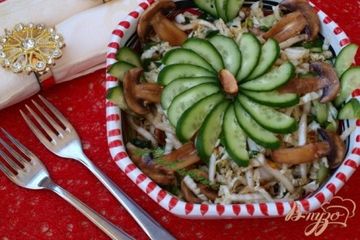 фото рецепта Салат с пекинской капустой,сырыми шампиньонами и фисташками