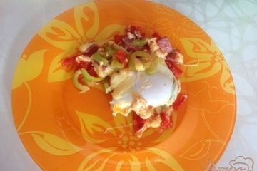 фото рецепта Яйца с сыром, беконом и овощами