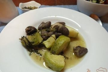 фото рецепта Куриные сердечки с кабачком и свежим розмарином