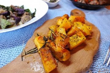 фото рецепта Тыква запеченная с розмарином и оливковым маслом