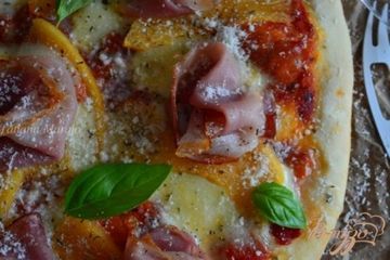 фото рецепта Пицца с сухой ветчиной, кусочками дыни и моцареллой