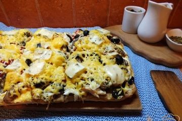 фото рецепта Пицца грибная с печеной курицей и сыром дор-блю