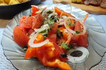 фото рецепта Салат с реганом и салатным луком