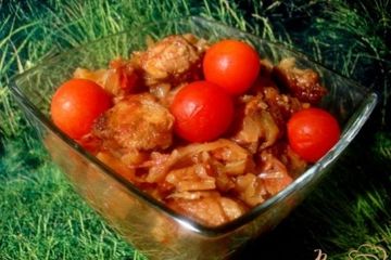 фото рецепта Капуста тушёная со свининой и томатом