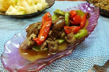 фото рецепта Салат из куриных сердец и желудков с перцем