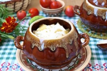 фото рецепта Свинина запечённая в горшочках с грибами и картофелем