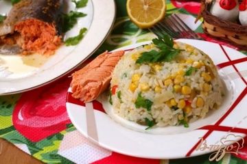 фото рецепта Форель запечённая в горчичном соусе и рисовый гарнир с перцами и кукурузой