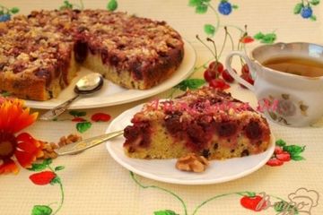фото рецепта Пирог с вишнями, шоколадом и грецкими орехами