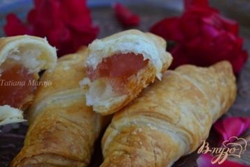 фото рецепта Круассаны с розовым лукумом