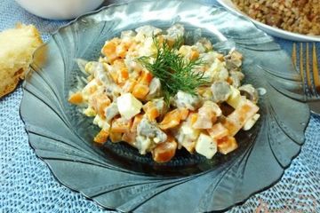 фото рецепта Салат из моркови, яиц и куриных желудков