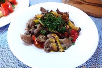 фото рецепта Салат из куриных желудков с печеными овощами