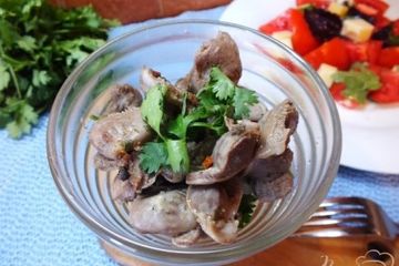 фото рецепта Тушеные куриные желудки с травами и специями