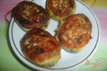 фото рецепта Картофельные пирожки с зеленым чеснаком и петрушкой