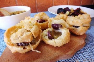 фото рецепта Эклеры с виноградом, сыром и орехами