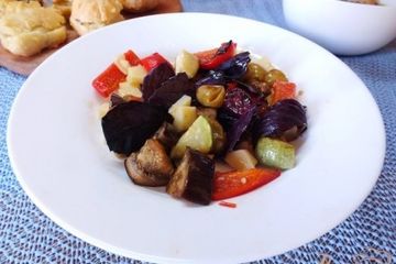 фото рецепта Салат с сыром и базиликом из печеных овощей