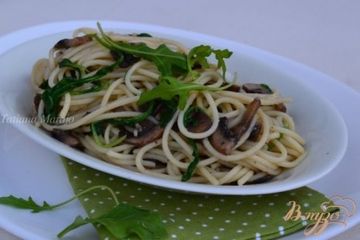 фото рецепта Спагетти с грибами и рукколой