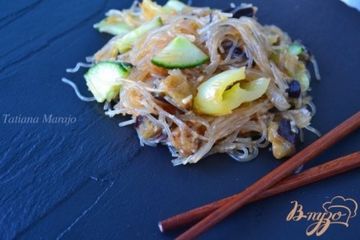 фото рецепта Салат с рисовой лапшой и баклажанами