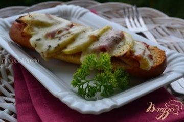 фото рецепта Горячий бутерброд с ветчиной и яблоками