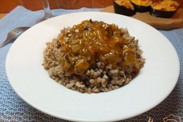 фото рецепта Гречка с подливой из куриных сердец
