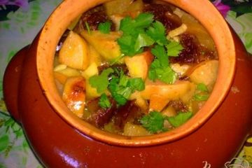 фото рецепта Свинина в горшочке с яблоками и финиками