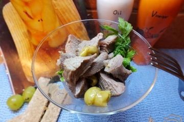 фото рецепта Теплый мясной салат с виноградом