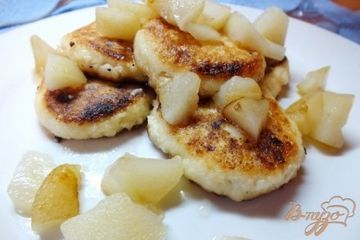 фото рецепта Сырники тушеные в грушевом сиропе