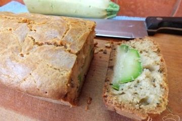 фото рецепта Сладковатый хлеб с кабачком и прованскими травами