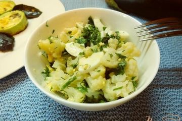 фото рецепта Тепый салат с отварной цветной капустой и яйцом