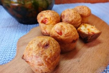 фото рецепта Кексы с помидорами и сулугуни