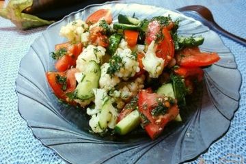 фото рецепта Салат из отварной цветной капусты с овощами