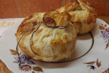 фото рецепта Витушки с курагой и грецким орехом из слоеного теста