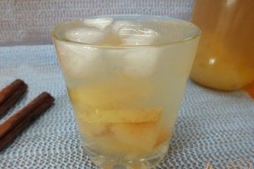 фото рецепта Яблочный компот с изюмом, курагой и кардамоном
