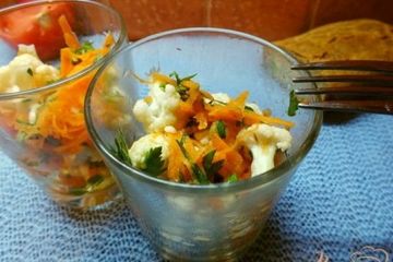 фото рецепта Салат из сырой цветной капусты с морковью и уксусом
