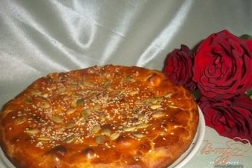 фото рецепта Томатный пирог с брынзой и колбасками