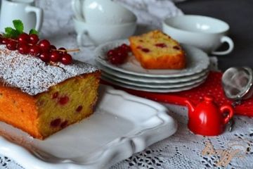 фото рецепта Медовый кекс с красной смородиной