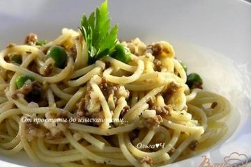 фото рецепта Спагетти с мясным соусом и зеленым горошком
