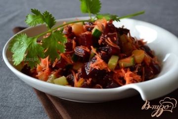 фото рецепта Свекольный салат с обжаренным картофелем