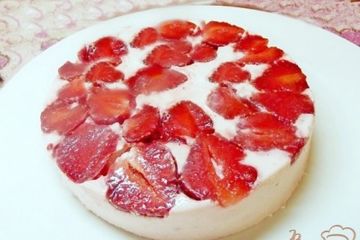 фото рецепта Творожный десерт - желе с клубникой