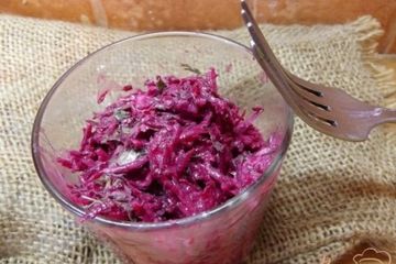 фото рецепта Салат закусочный из кинзы и свеклы